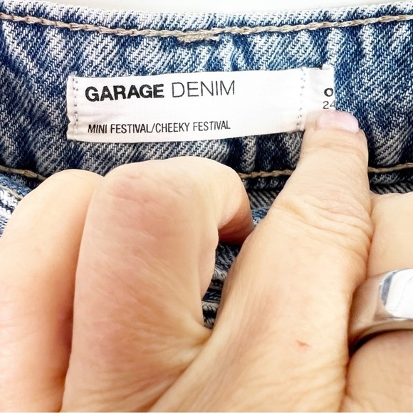 GARAGE DENIM MINI CHEEKY FESTIVAL DISTRESSED JEAN SHORTS SZ 0/24 - Picture 5 of 9